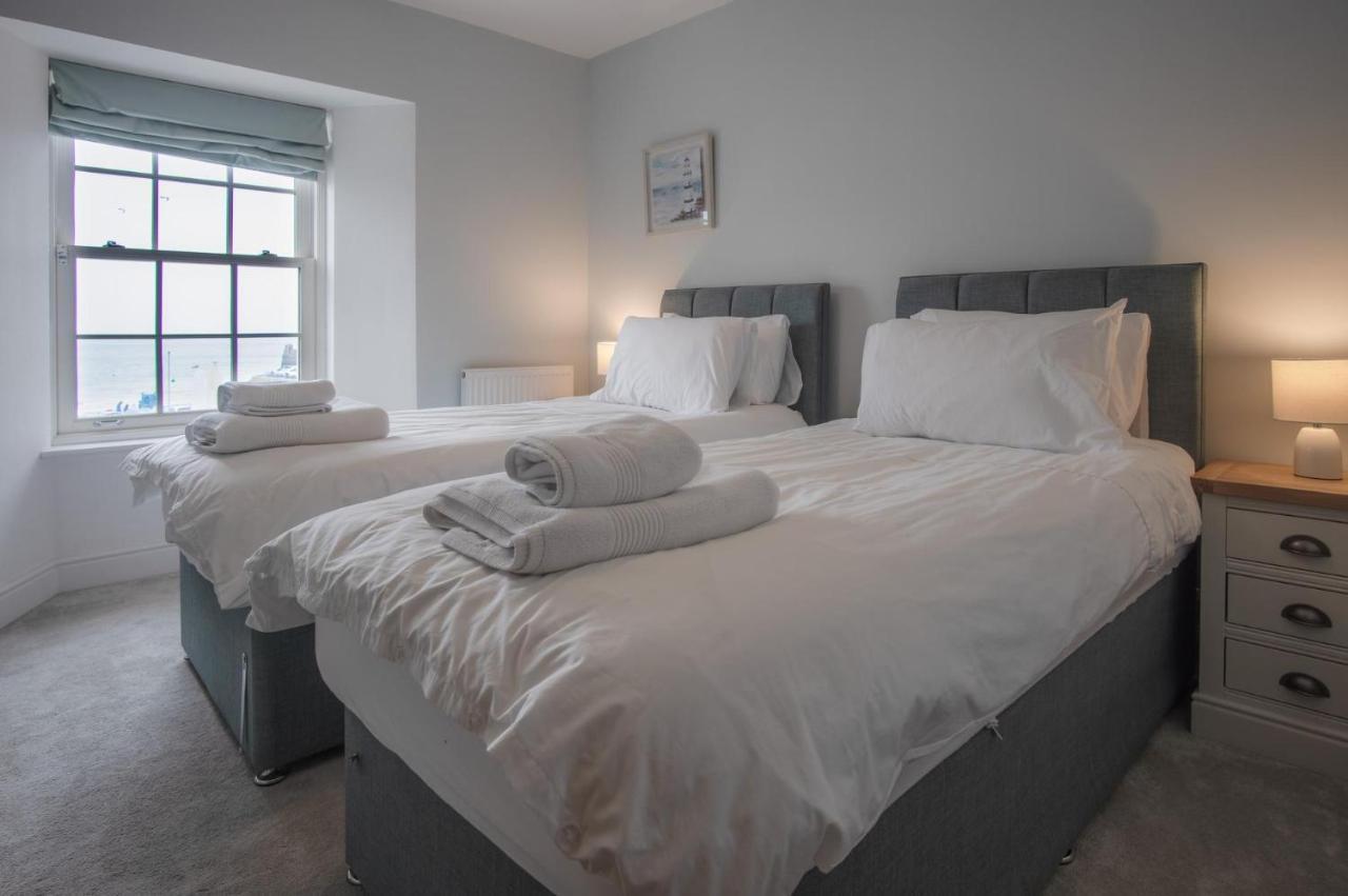 Apartment Upper Deck - 2 Bedroom - *