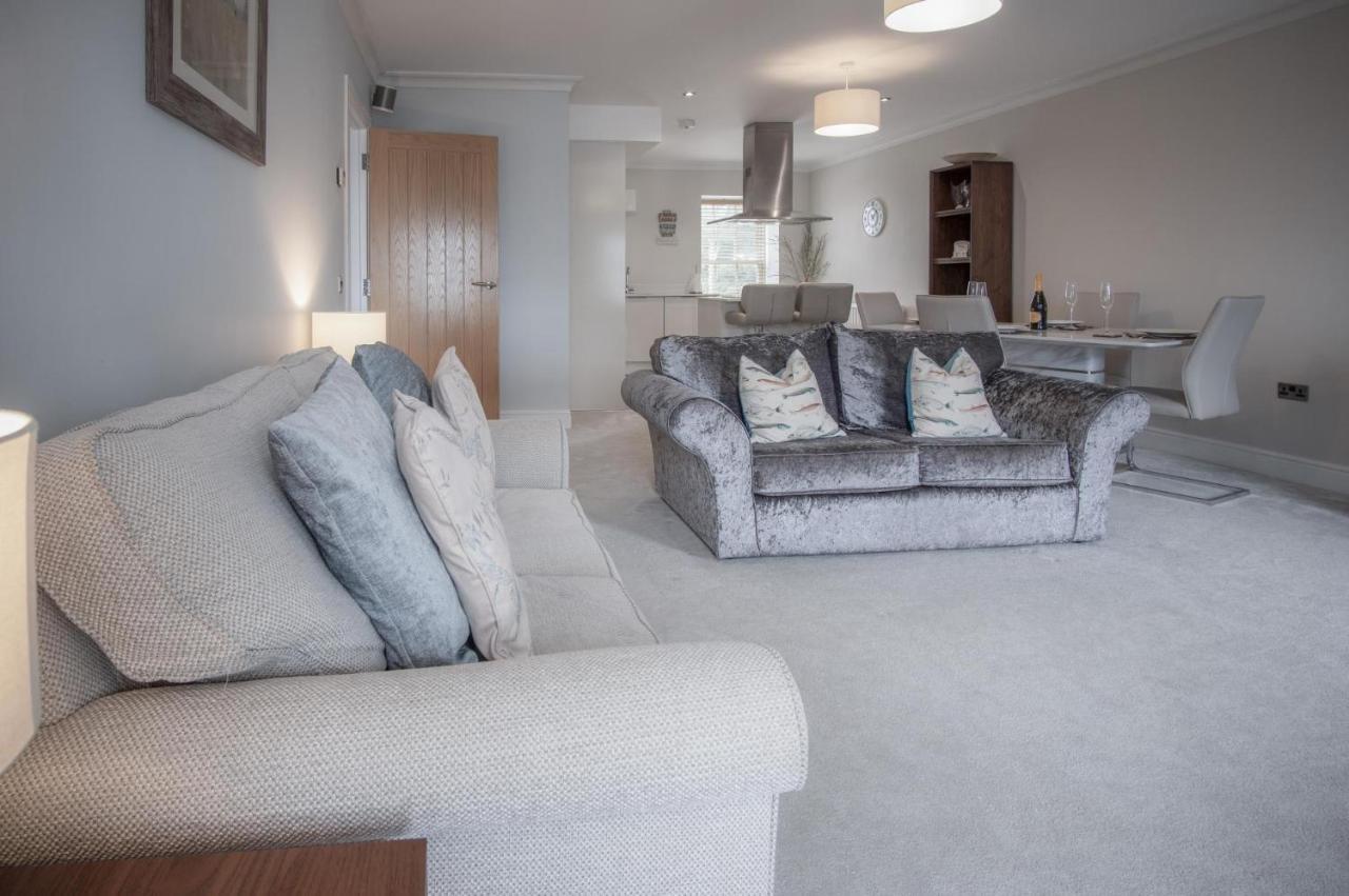 Apartment Upper Deck - 2 Bedroom - *