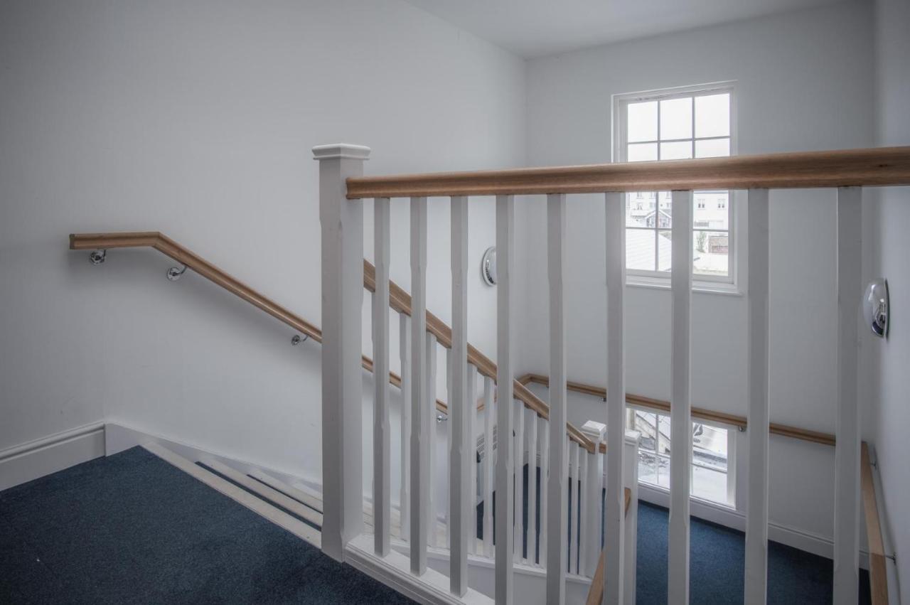Apartment Upper Deck - 2 Bedroom - *